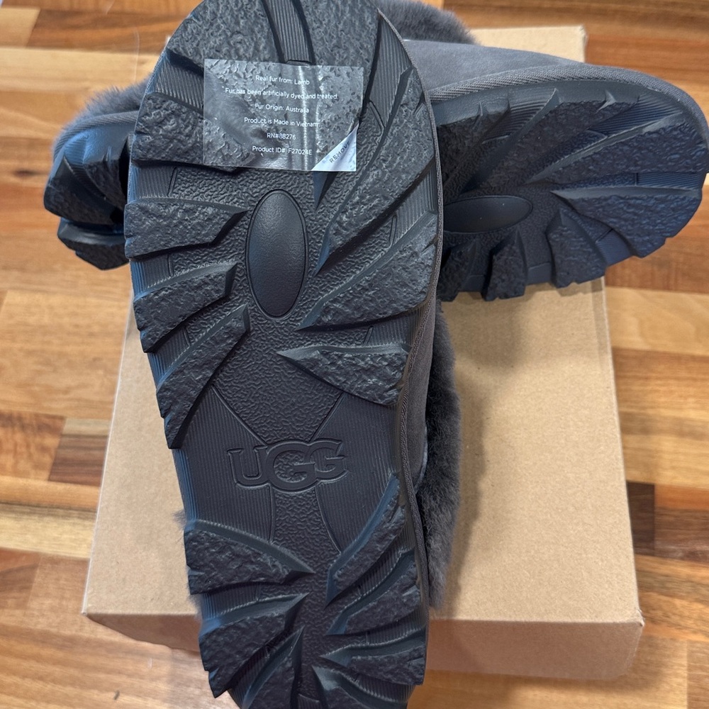 NWT UGG Women's Charcoal Sheepskin Slippers - Picture 7 of 9